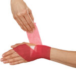 Hartmann Peha-haft® Color latexfree - Συνεκτικός Ελαστικός Επίδεσμός Στεραίωσης Κόκκινου Χρώματος 1τμχ - Image 2